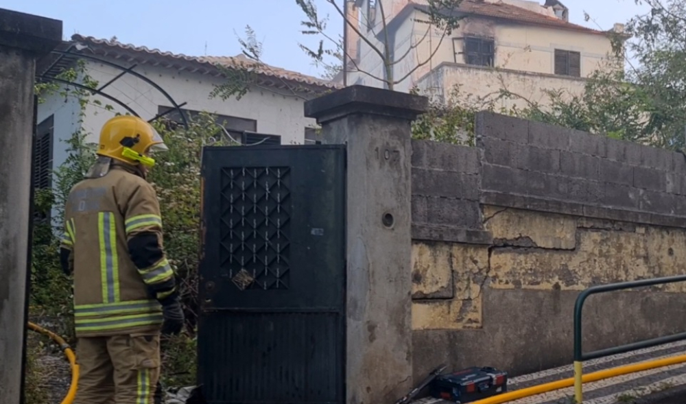 Incêndio no Pina mobiliza bombeiros