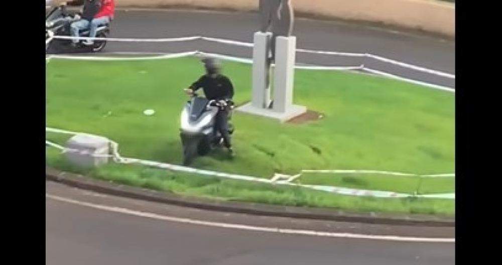Motociclista "invade" rotunda e gera onda de contestação (com vídeo)