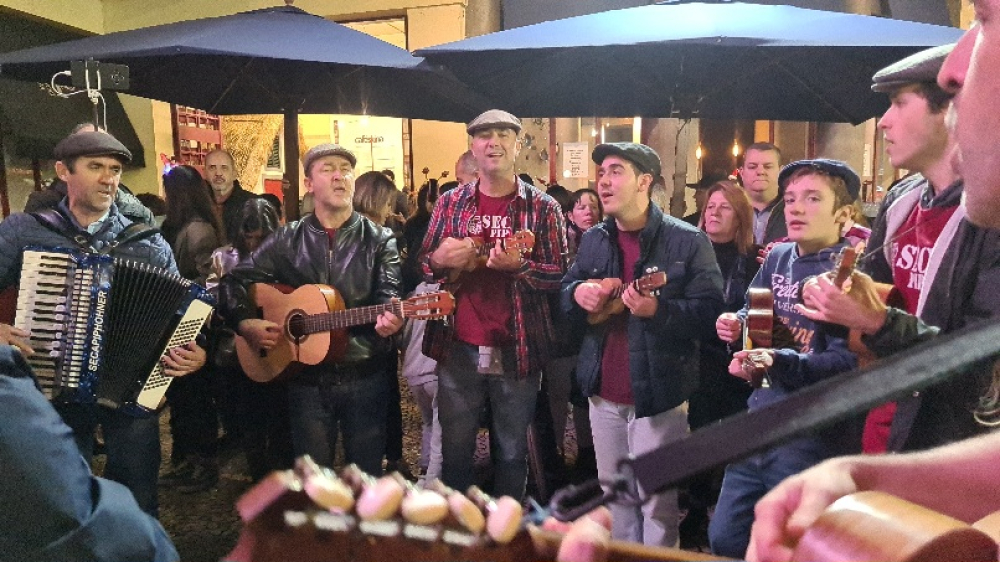 Grupo Seca Pipas anima Noite do Mercado (vídeo)