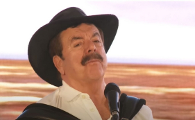 Quim Barreiros lan&ccedil;a "O viajante". Veja a homenagem ao emigrante.
