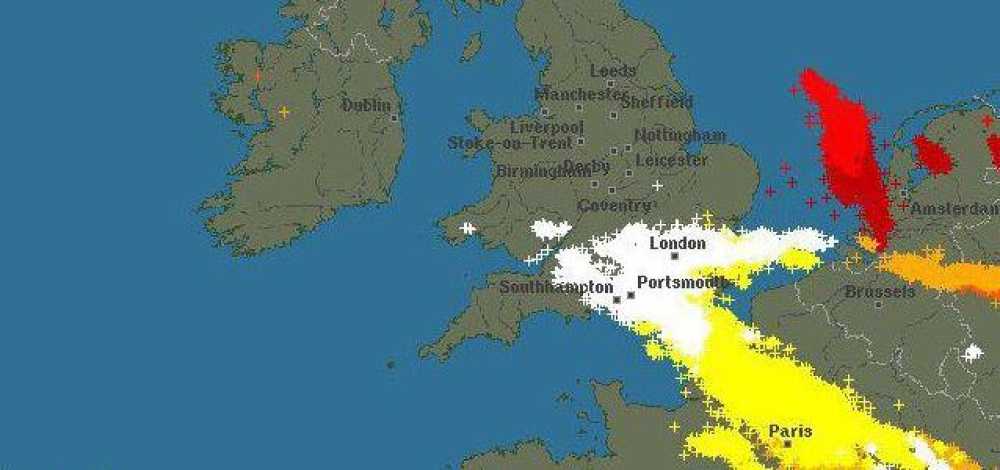 200 mil relâmpagos no sul de Inglaterra. Veja o mapa.