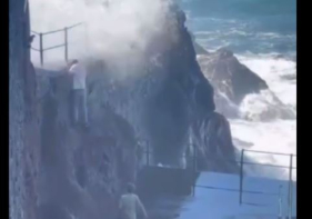 Cidad&atilde;os arriscam as ondas na Ponta do Sol (com v&iacute;deo)