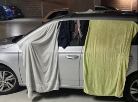 Turistas "acampam" em parque de estacionamento do Funchal