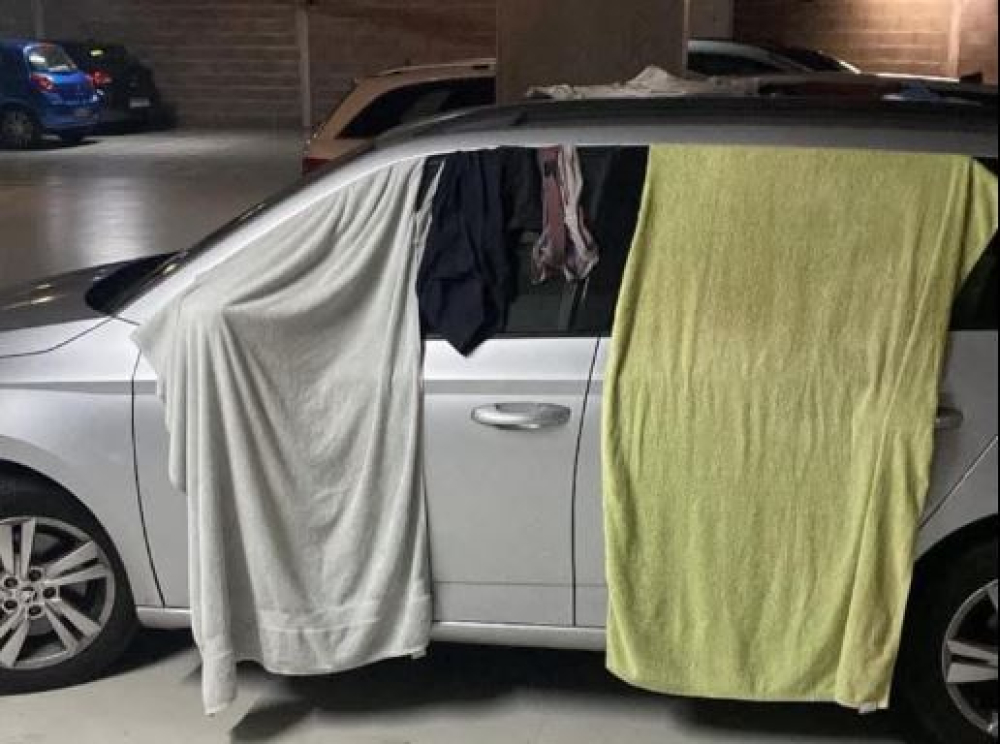 Turistas "acampam" em parque de estacionamento do Funchal
