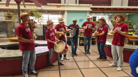 "Menina bonita" no Mercado dos Lavradores. Atua&ccedil;&atilde;o do Grupo Seca Pipas (v&iacute;deo)