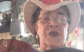 Sem arraiais, Aldora canta e toca acorde&atilde;o. Espreite o v&iacute;deo.