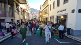 Preparativos para a Noite do Mercado do Funchal. Veja como est&aacute; o ambiente.