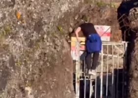 Turistas saltam port&atilde;o para aceder ao trilho do Areeiro (com v&iacute;deo)
