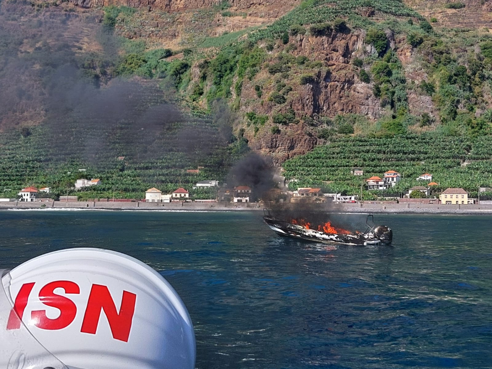 Quatro estrangeiros a bordo de barco em chamas