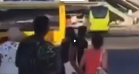 Autocarro desgovernado colide contra restaurante (com v&iacute;deo)
