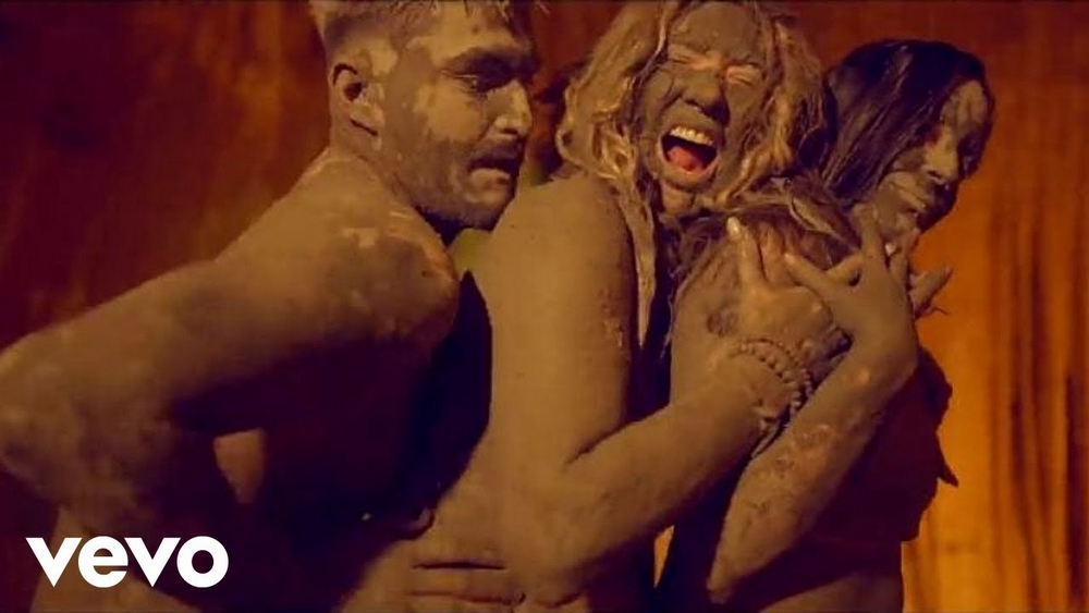 Maria Leal coberta de lama. Veja o novo videoclipe.