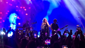 Bonnie Tyler encanta com "Total Eclipse Of The Heart" (v&iacute;deo)