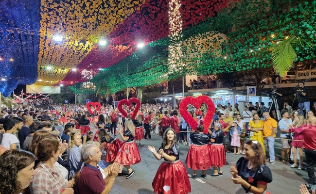 Centenas desfilaram nas Marchas Populares de São João. Veja o momento.