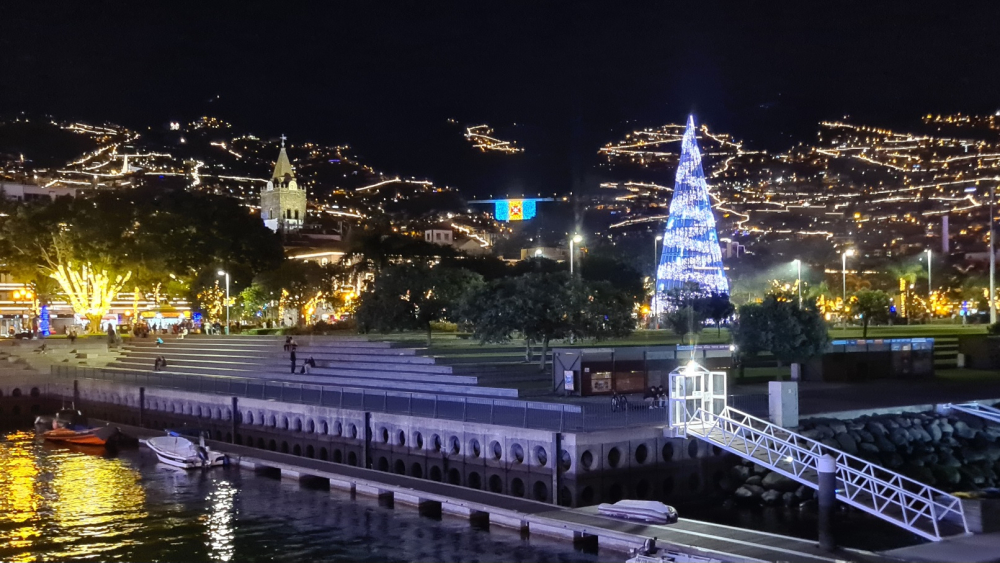 Milhares de pessoas no Funchal para ver as luzes de Natal (com vídeo)