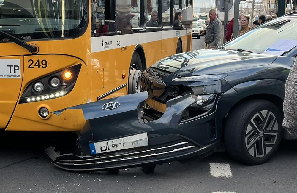 Choque entre autocarro e veículo ligeiro