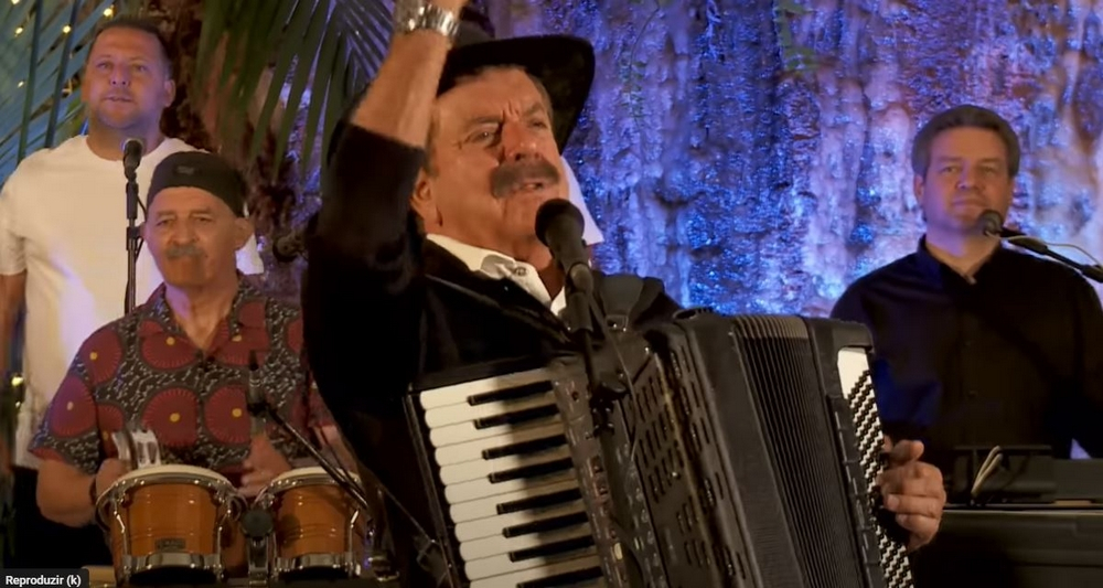 Quim Barreiros canta "Redes Sociais". Veja o vídeo.