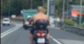Motociclista sem capacete na Via Expresso