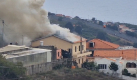 Casa em chamas no Estreito de C&acirc;mara de Lobos. Veja o v&iacute;deo.