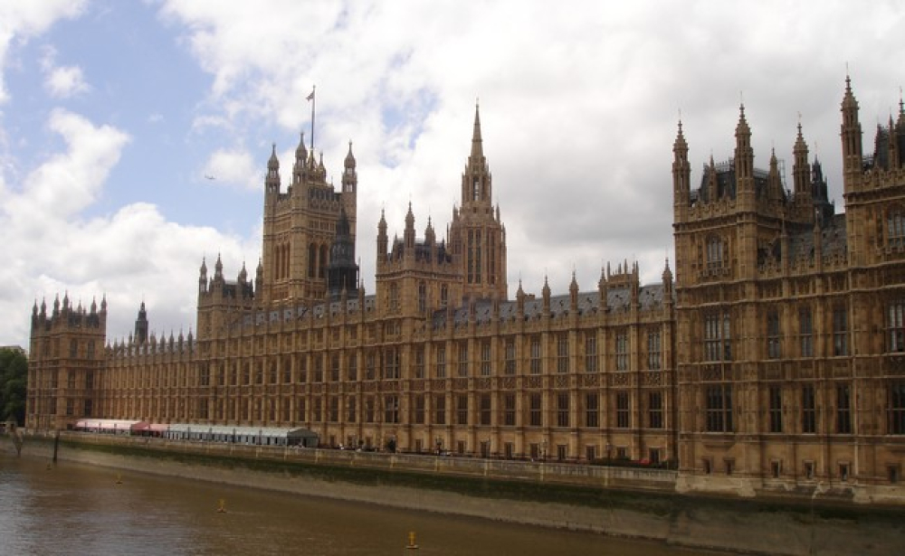 Duas crianças mortas e nove feridas num ataque com faca em Inglaterra