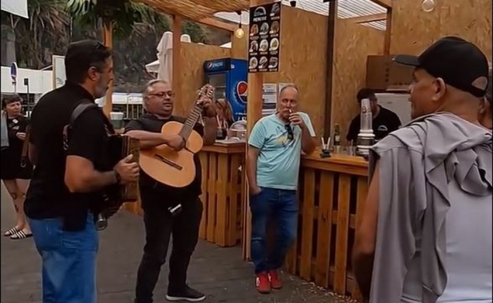 "Copo pra cima, copo pra baixo" no Summer Fest, com Dupla de Dois (vídeo)