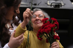 Morreu Celeste Caeiro, a mulher que deu cravos ao 25 de Abril