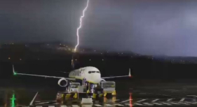 Imagens impressionantes de um raio junto ao Aeroporto (com v&iacute;deo).