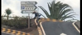 Homem alterado bate v&aacute;rias vezes com a cabe&ccedil;a em placa de tr&acirc;nsito (v&iacute;deo)
