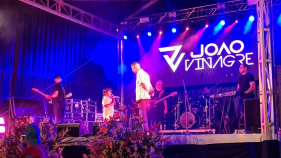 Jo&atilde;o Vinagre e filho cantam "Papai" (com v&iacute;deo)