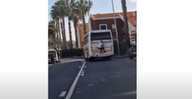 Homem apanhado "&agrave; pendura" em autocarro. Veja o v&iacute;deo.