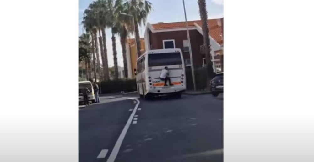 Homem apanhado "à pendura" em autocarro. Veja o vídeo.