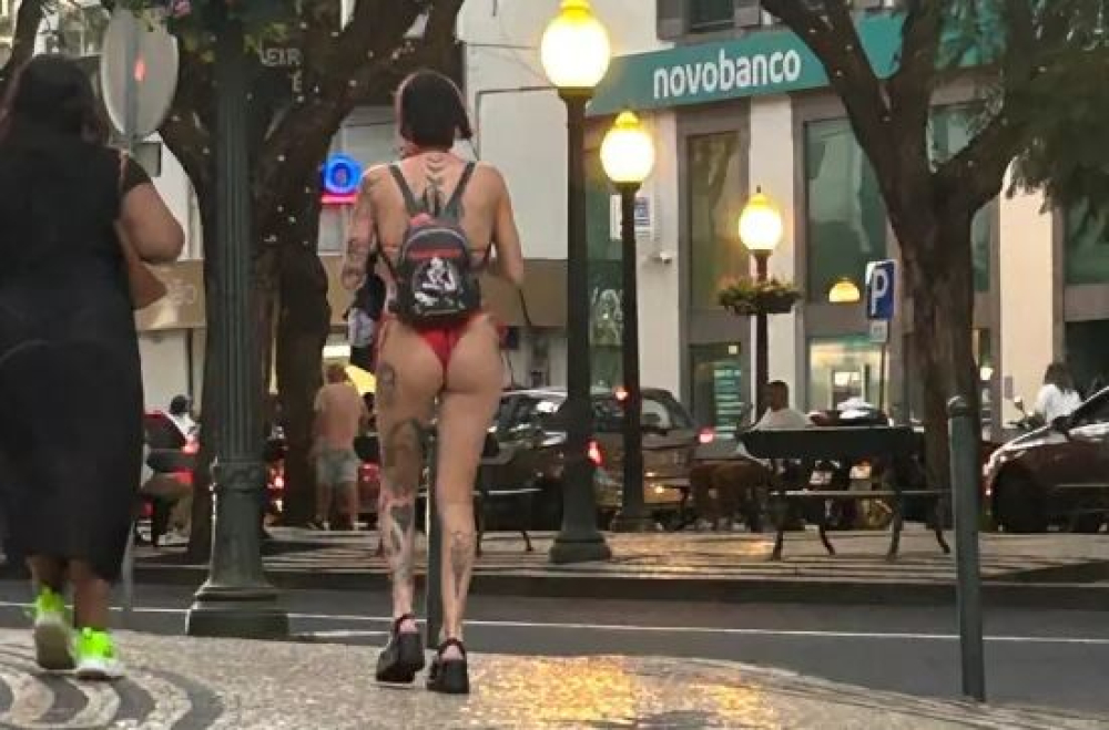 Turista desfila em biquini pela cidade