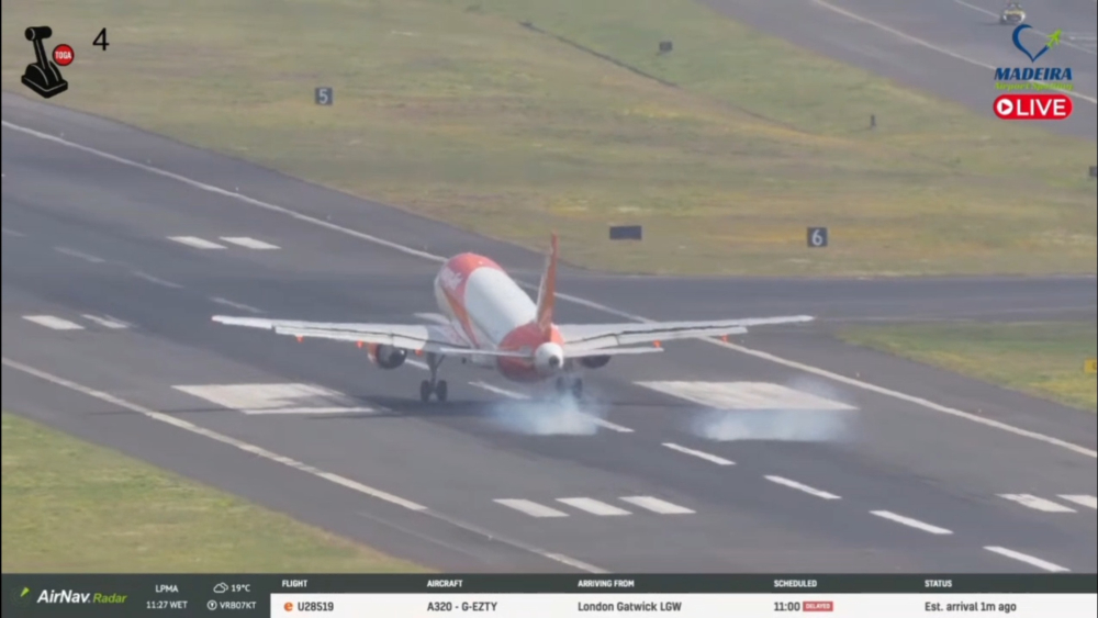 Vídeo: avião toca duas vezes na pista, danifica trem e é obrigado a divergir