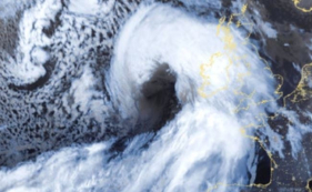 "Tempestade do s&eacute;culo" atinge Irlanda e passa por Portugal