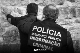 Jovem preparava-se para vender droga em evento desportivo