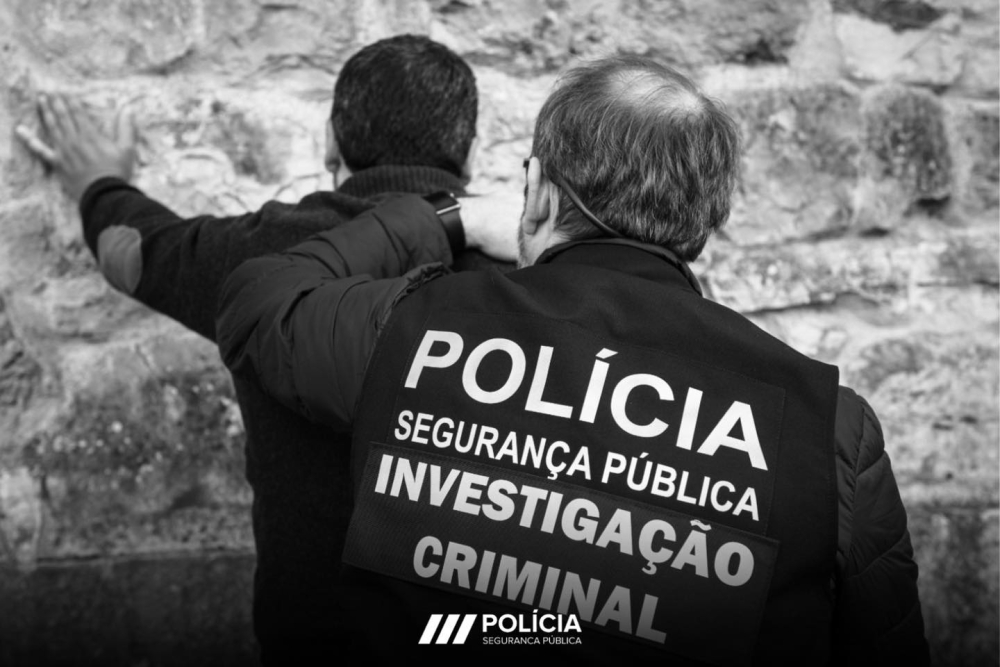 Jovem preparava-se para vender droga em evento desportivo