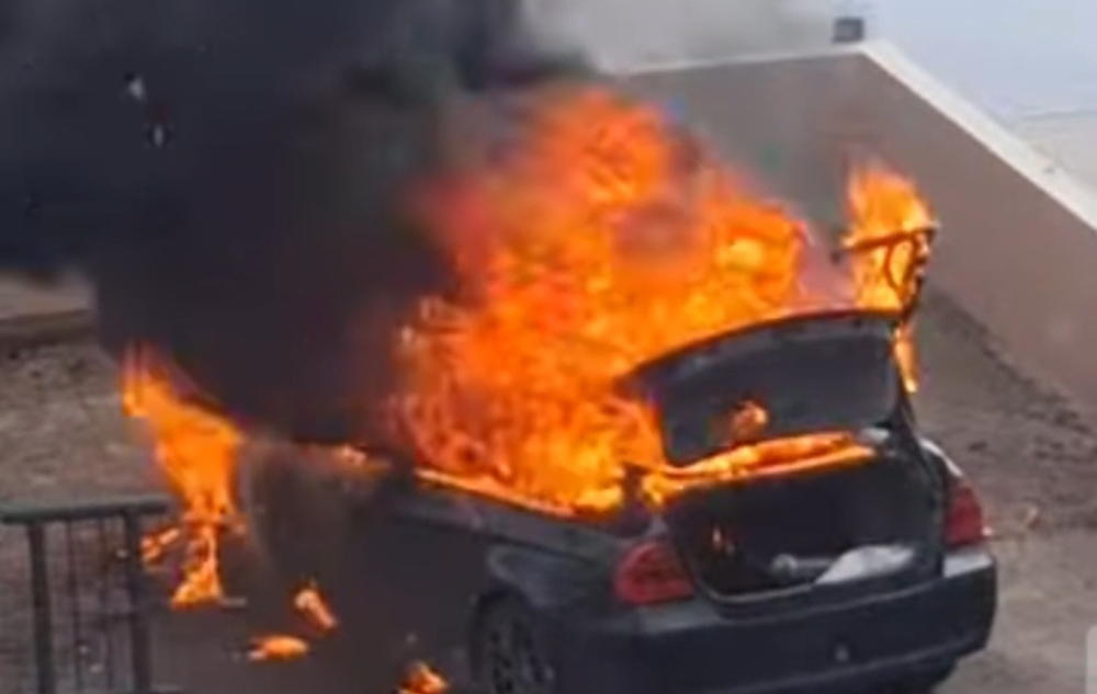 Carro em chamas (com vídeo)