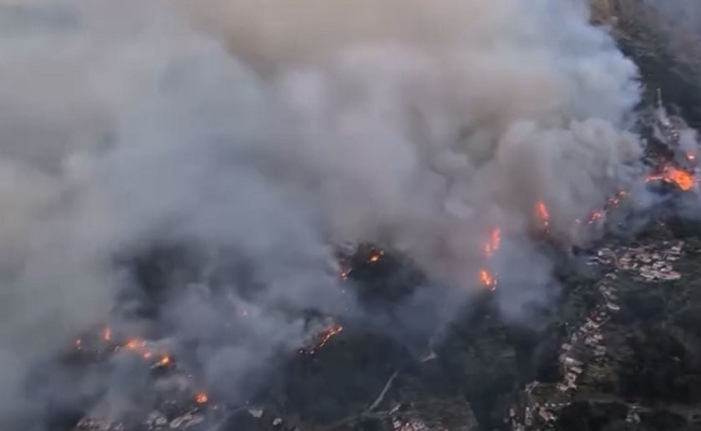 Vídeo mostra chamas a cercarem a freguesia do Curral das Freiras (com vídeo)