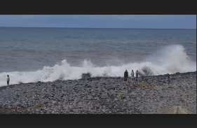 Cidad&atilde;os arriscam ondas forte a Ponta do Sol (com v&iacute;deo)