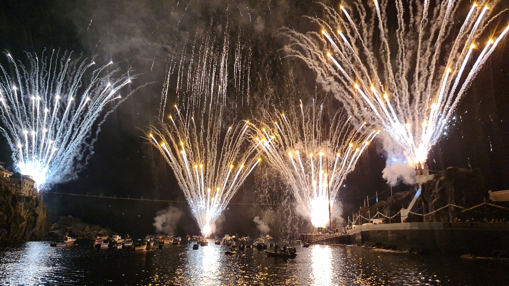 Estrondo brutal no final do fogo de artifício, em Câmara de Lobos (com vídeo)