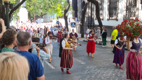 700 crian&ccedil;as desfilam no cortejo infantil da flor (v&iacute;deo)