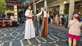 Teatro Bolo do Caco anima mercado no Dia Mundial do Turismo. Veja o v&iacute;deo