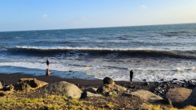 Cidad&atilde;os "arriscam" ondas grandes na Praia Formosa
