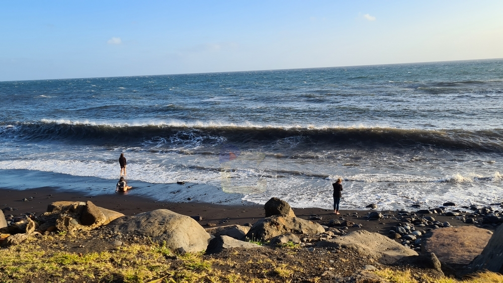 Cidadãos "arriscam" ondas grandes na Praia Formosa