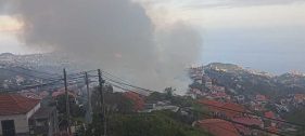 Inc&ecirc;ndio no Calv&aacute;rio, no Estreito de C&acirc;mara de Lobos