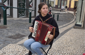 Artista de rua: ganhar a vida a tocar acorde&atilde;o (com v&iacute;deo)