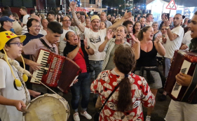 M&uacute;sica popular no arraial de Ponta Delgada. Veja a anima&ccedil;&atilde;o.