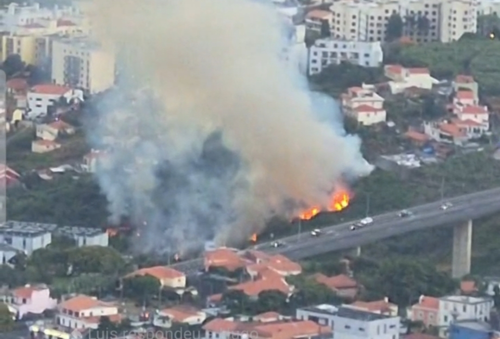 Foguetes podem ter originado incêndio, suspeitam moradores