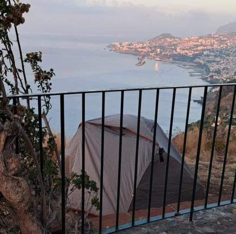 Turistas acampam no Pináculo e a foto torna-se viral