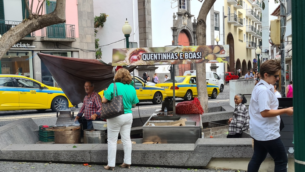Castanhas "quentes e boas" na Rua Fernão de Ornelas (com vídeo)
