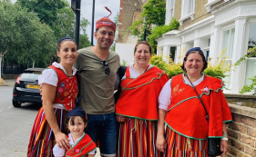 Atua&ccedil;&atilde;o de M&aacute;rcio Amaro nas comemora&ccedil;&otilde;es do Dia da Madeira, em Londres. Veja o momento.